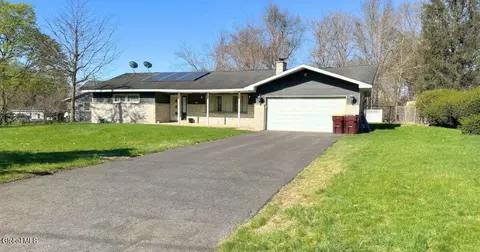 20 Danielwood Dr, Loudonville, NY 12211