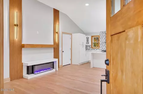 Entry Way - 49 Tabor Rd, Mechanicville, NY 12118 photo 1 of 5