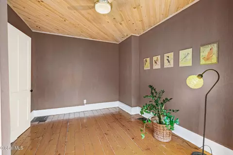 Bedroom - 33 Front St, Schenectady, NY 12305 photo 6 of 9