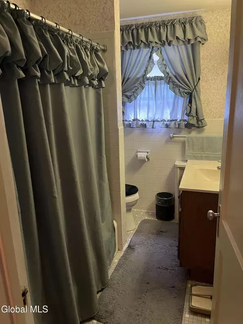 Bath - 825 Dean St, Schenectady, NY 12309 photo 2 of 2