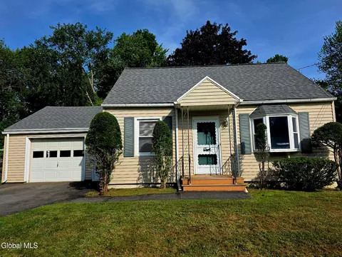 5514 E Woodlawn Pl, Utica, NY 13502