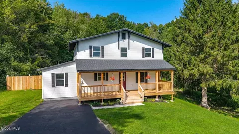 6 Charl Ln, Troy, NY 12180