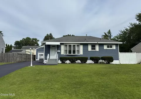 21 Huckleberry Ln, Albany, NY 12205