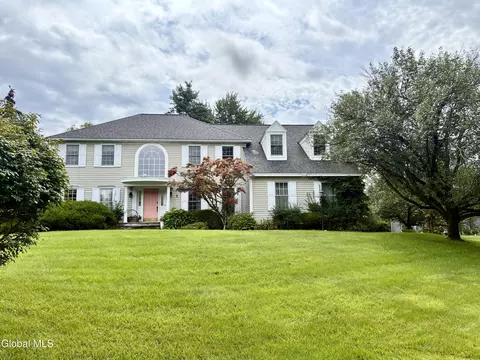 8 Wembley Ct, Delmar, NY 12054