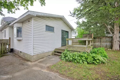 Exterior - 1452 Garner Ave, Schenectady, NY 12309 photo 5 of 12
