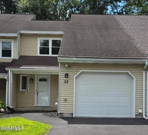 32 Old Coach Rd, Clifton Park, NY 12065
