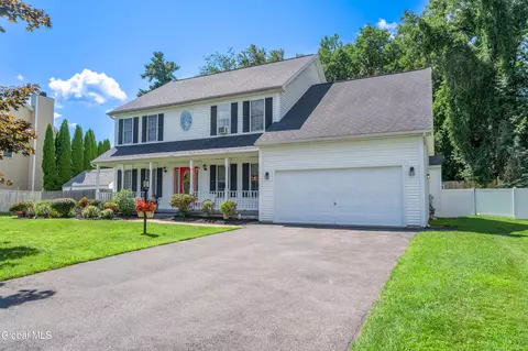 12 Sarah Ct, Colonie, NY 12205
