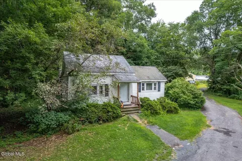 4072 River Rd, Niskayuna, NY 12309
