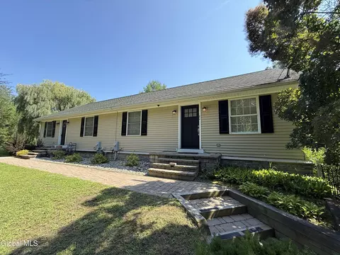 23 Dunsbach Rd, Halfmoon, NY 12065