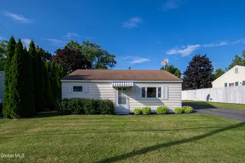 31 Riverview Dr, Niskayuna, NY 12309
