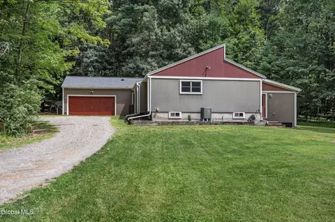 438 N Nassau Rd, Averill Park, NY 12018