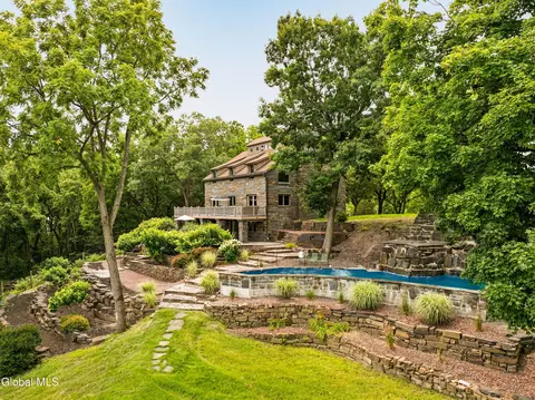 567 4 Mile Point Rd, Athens, NY 12015