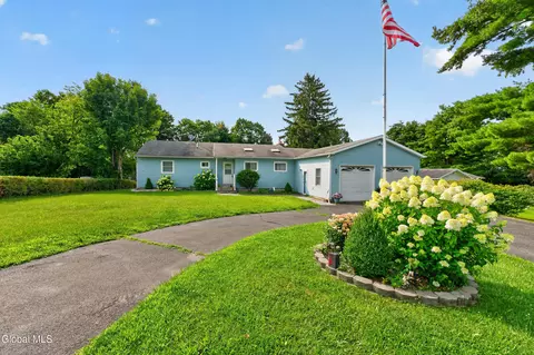 5 Crescent Ln, Troy, NY 12180