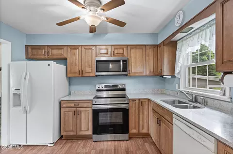 Kitchen - 12 Lancaster Dr, Glenville, NY 12302 photo 2 of 2