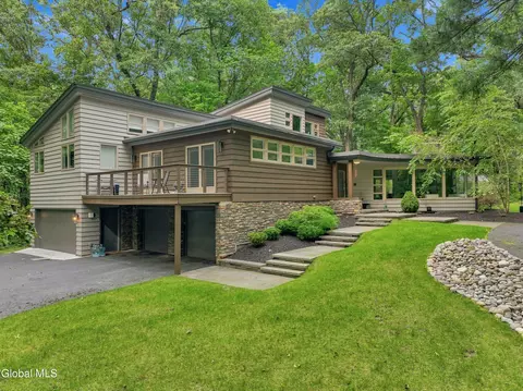 7 Hills Rd, Loudonville, NY 12211