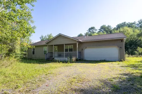 31 Lausanne Ln, Lake Luzerne, NY 12846