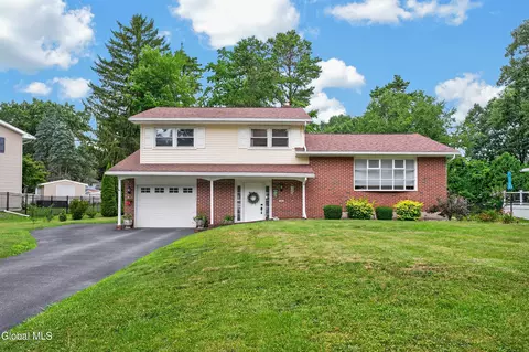 11 Evergreen Dr, Voorheesville, NY 12186