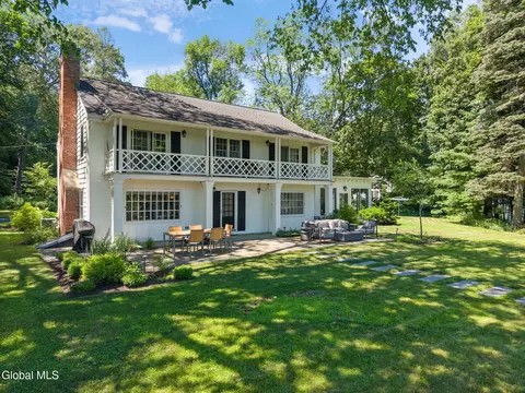 12 Fiddlers Ln, Newtonville, NY 12110