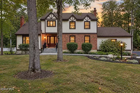 17 Bittersweet Ln, Clifton Park, NY 12065