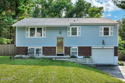 32 Tamarack Ln, East Greenbush, NY 12061
