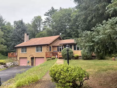 548 White Schoolhouse Rd, Chestertown, NY 12817