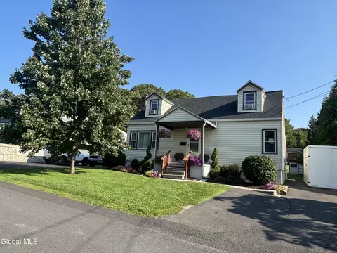 4 Neptune St, Rensselaer, NY 12144