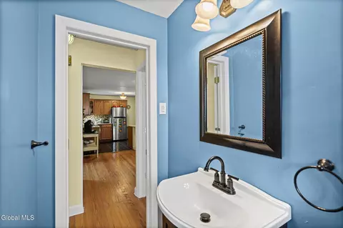Bath - 1309 Sumner Ave, Schenectady, NY 12309 photo 2 of 4