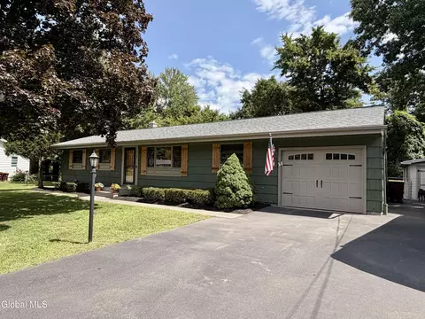 8 Birchwood Dr, Clifton Park, NY 12065
