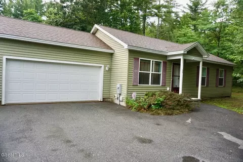 30 Cloverleaf Dr, Warrensburg, NY 12885
