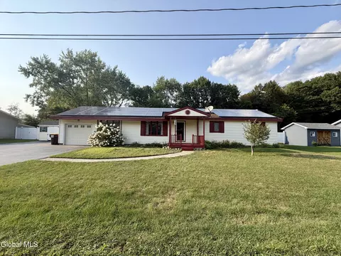 15 Kvale Ln, Hudson Falls, NY 12839