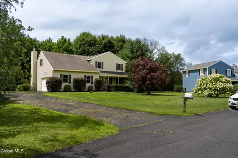33 Armstrong Cir, Altamont, NY 12009