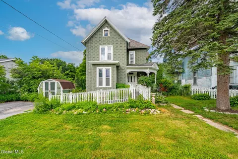 25 Chestnut St, Johnstown, NY 12095