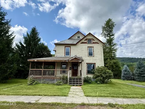 11 Madison St, Granville, NY 12832