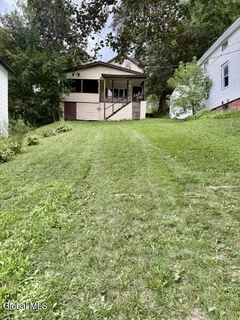 90 Saunders St, Whitehall, NY 12887