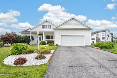 39 Schwaber Dr, Niskayuna, NY 12309