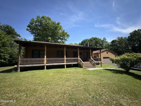 101 Hogarty Rd, Averill Park, NY 12018