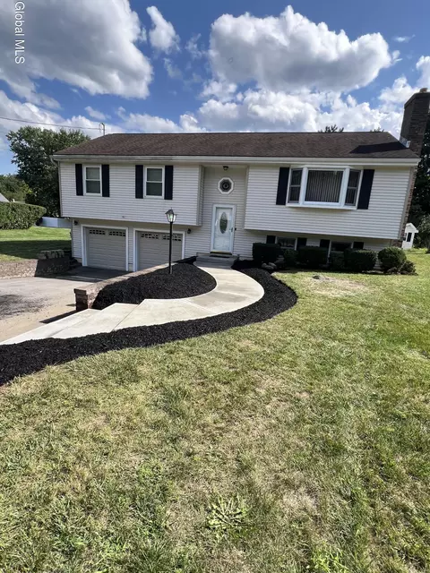 19 Applehouse Ln, Queensbury, NY 12804