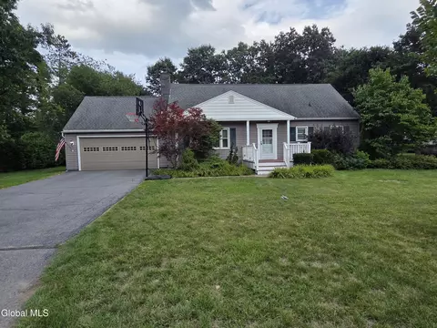 17 Sherwood Dr, Queensbury, NY 12804