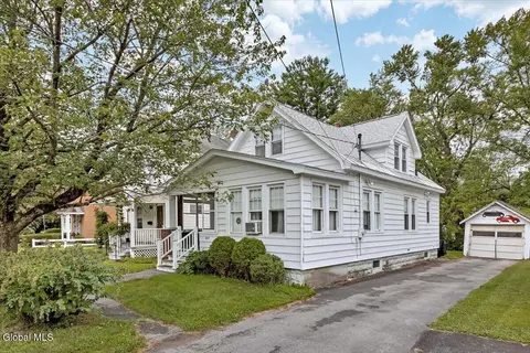 889 Oregon Ave, Niskayuna, NY 12309