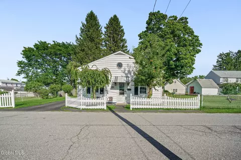 12 Grapevine Pl, Latham, NY 12110