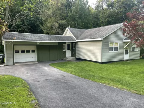 317 Cranes Hollow Rd, Amsterdam, NY 12010