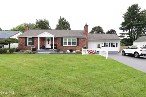 5 Carolyn Ln, Glenville, NY 12302