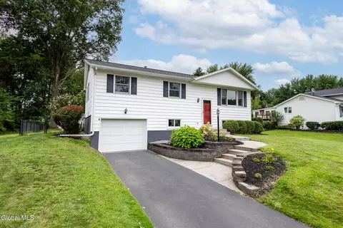 32 Comely Ln, Latham, NY 12110
