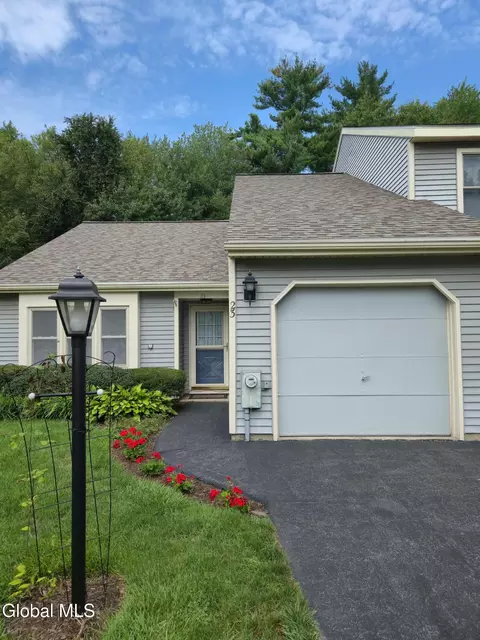 23 Cromwell Dr, Halfmoon, NY 12065