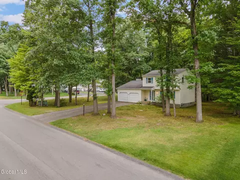 18 Pinehollow Dr, Ballston Spa, NY 12020