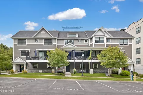 17 Gibson Ct, Saratoga Springs, NY 12866