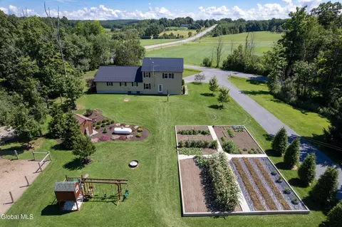 Exterior - 106 Hilltop Rd, Sprakers, NY 12166 photo 2 of 14