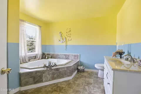 Bath - 106 Hilltop Rd, Sprakers, NY 12166 photo 3 of 5