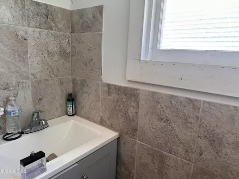 Bath - 525 Lang St, Schenectady, NY 12308 photo 2 of 2