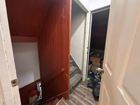 Entry Way - 525 Lang St, Schenectady, NY 12308 photo 2 of 3